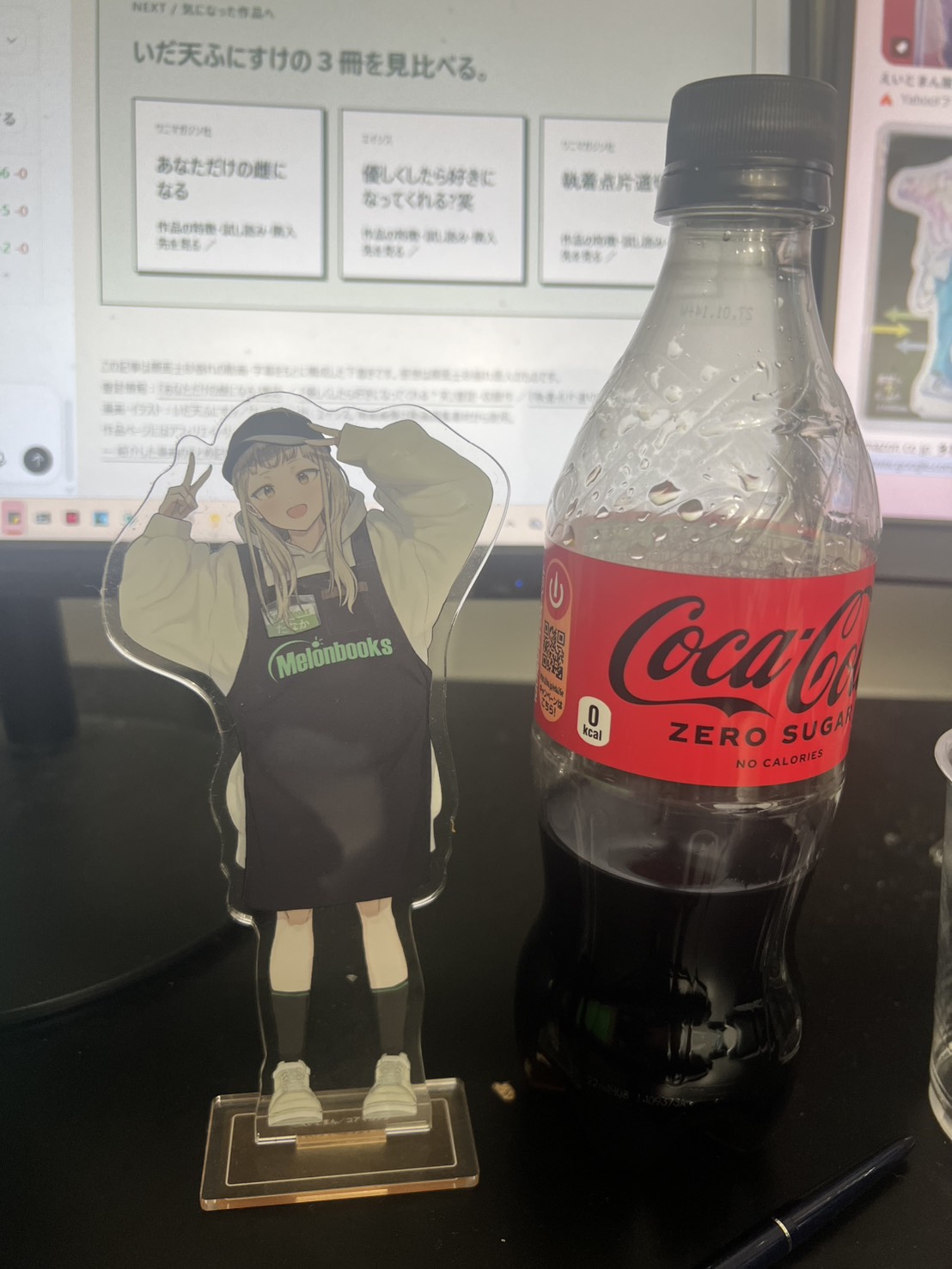 僕が持っている、えいとまん先生のアクリルスタンド。こちらは女性キャラクター単独のデザイン。イラスト:えいとまん。